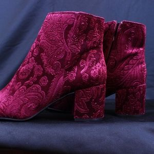 ZIGI SOHO Purple Crushed Velvet Booties size 6